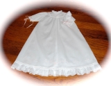 De ouderwetse naaikamer voor baby’s: Snail Shirring Baby Gown